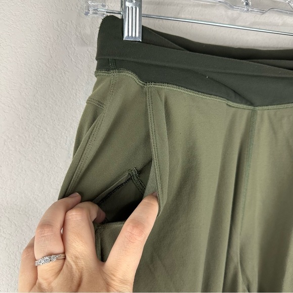 Lululemon Fatigue Gator Green Snakeprint Sunset Salutation Crop Leggings Size 6 - Picture 2 of 5